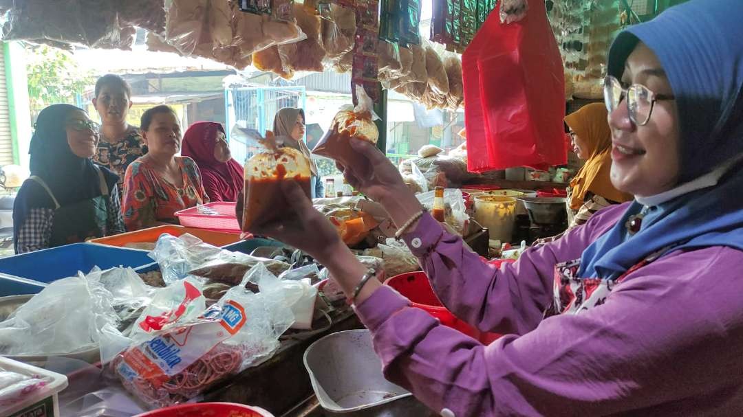 Pedagang bumbu masak di Pasar Porong diserbu pembeli. (Foto: Aini Arifin/Ngopibareng.id)