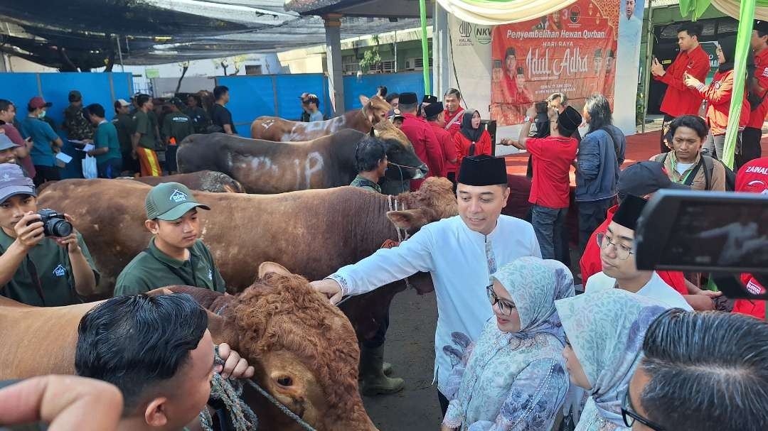 Walikota Surabaya Eri Cahyadi beserta keluarga, saat meninjau hewan kurban, di Rumah Pemotongan Hewan (RPH) Pegirian, Senin 17 Juni 2024. (Foto: Julianus Palermo/Ngopibareng.id)