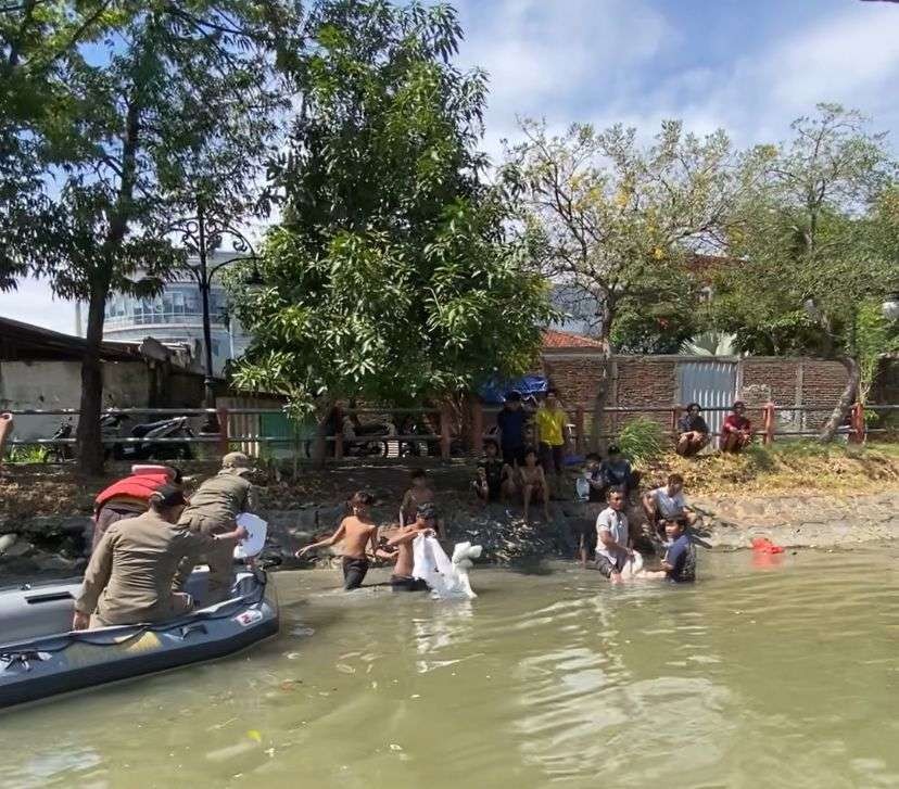 Petugas gabungan Satpol PP dan Dinas Lingkungan Hidup Kota Surabaya saat melakukan giat patroli menyusuri sungai untuk mencegah pembuangan rumen hewan kurban di Sungai Kalimas Ngagel, Senin 17 Juni 2024. (Foto: Julianus Palermo/Ngopibareng.id)