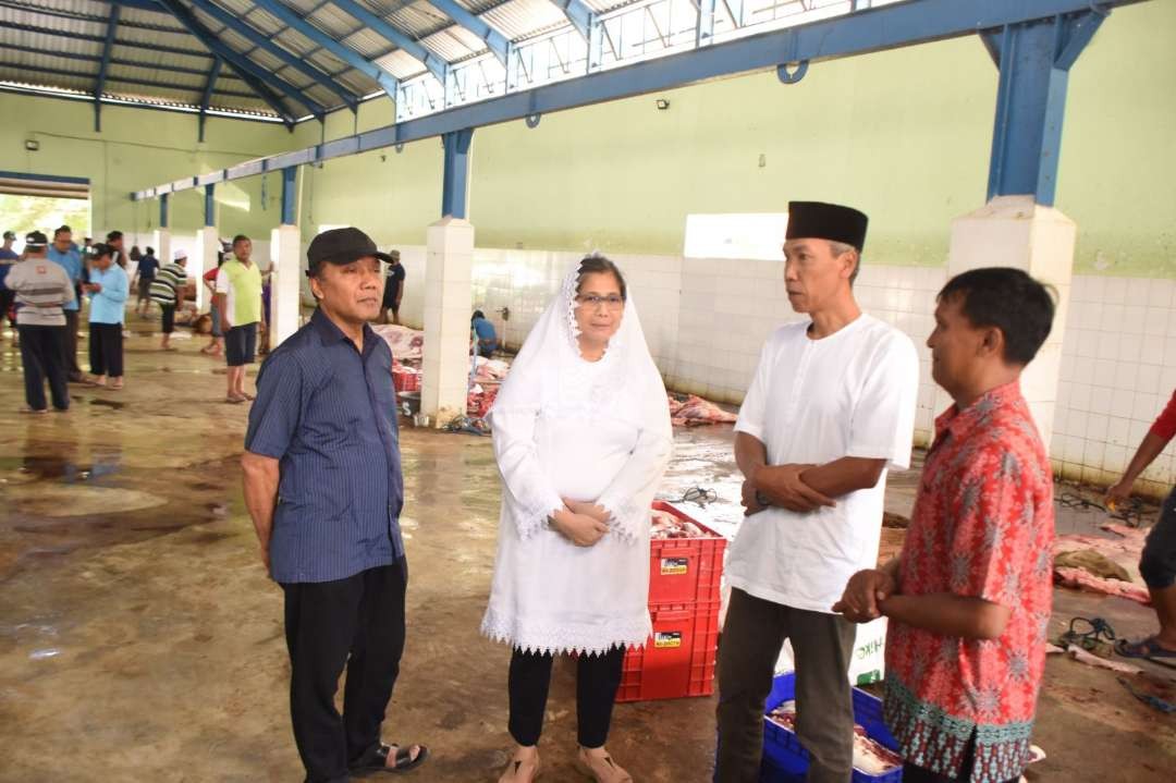 Pj Walikota Kediri, Zanariah meninjau proses pemotongan hewan qurban di UPTD Rumah Potong Hewan (RPH) Kelurahan Pojok. (Foto: Istimewa)