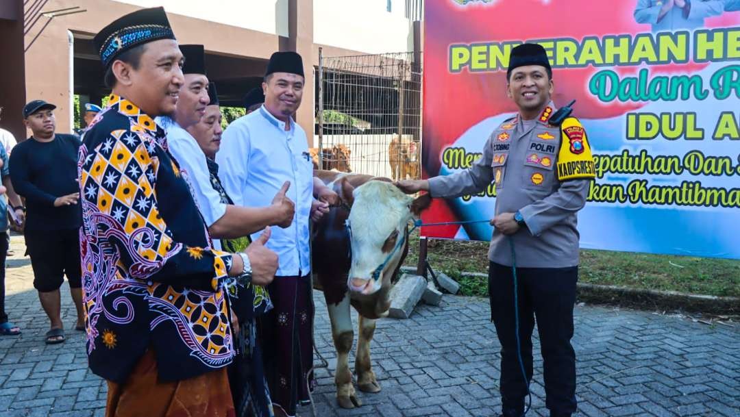 Kapolresta Sidoarjo Kombes Pol Christian Tobing saat serahkan hewan kurban kepada masyarakat (Foto: Aini/Ngopibareng.id)