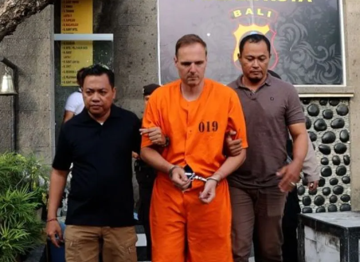 Warga Jerman Hendry Bruno Torper ditangkap polisi di Denpasar, Bali. (Foto: Humas Polresta Denpasar/Ant)