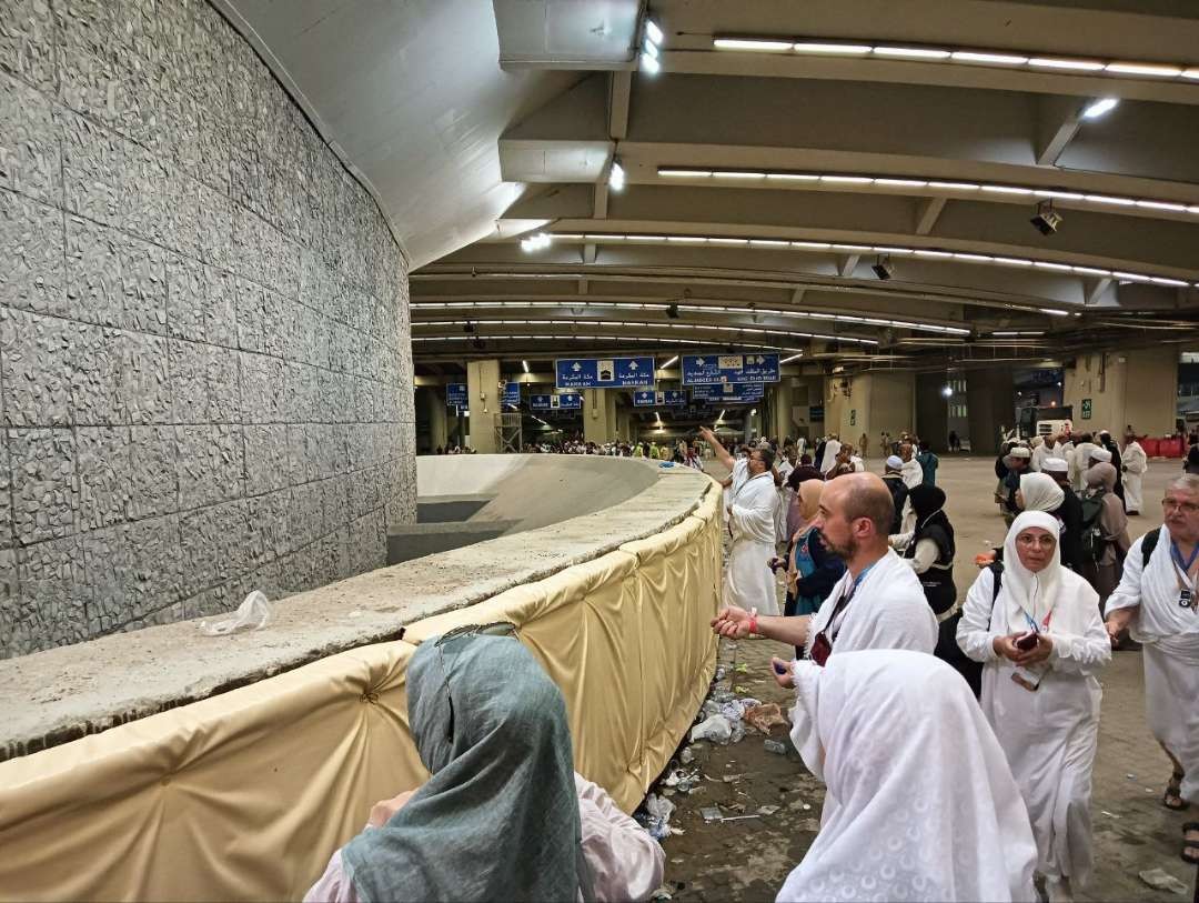 Setelah menyelesaikan lontar jumrah Aqabah lalu Tahallul Awal, hari kedua di Mina, jemaah haji melakukan lontar jumrah Ula, Wustha, dan Aqabah. (Foto: Dok MCH 2024)