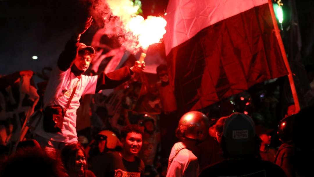 Ribuan Bonek konvoi melintasi depan Gedung Negara Grahadi, Surabaya, Senin 17 Juni 2024 malam. (Foto: Fariz Yarbo/Ngopibareng.id)