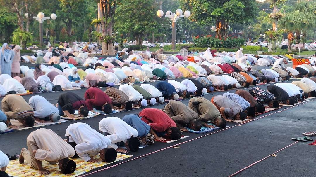 Suasana Salat Iduladha 1445 Hijriah, yang terselenggara di Taman Surya, Balai Kota Surabaya, Senin 17 Juni 2024. (Foto: Julianus Palermo/Ngopibareng.id)