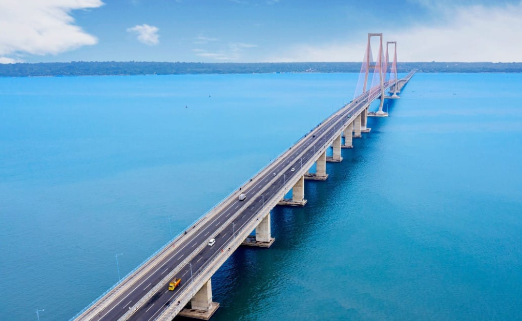 Jembatan Surabaya-Madura (Suramadu). (Foto: Badan Pengatur Jalan Tol)