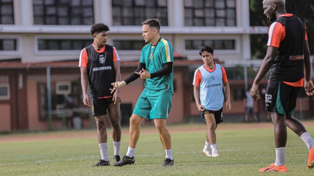 Pelatih Persebaya, Paul Munster memberi arahan kepada pemain dalam latihan. (Foto: Persebaya)