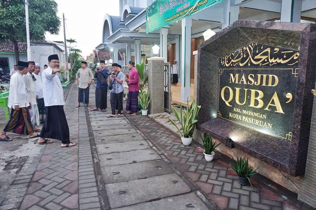 Walikota Pasuruan Saifullah Yusuf melaksanakan salat Idul Adha di Masjid Kuba, Mayangan Kota Pasuruan. (Foto: Pemkot Pasuruan)