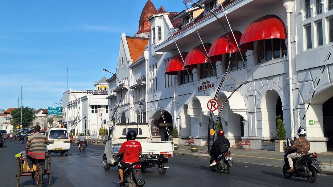 Potret suasana Kawasan Kota Tua zona Eropa, Jalan Rajawali. Terlihat bangunan bernuansa arsitektur Barat membentang sampai Jembatan Merah. (Foto: Julianus Palermo/Ngopibareng.id)