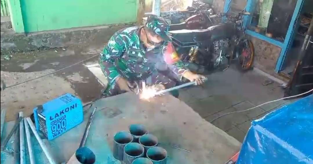 Sertu Agung Wahyu Purnomo saat membuat kompor berbahan bakar oli bekas. (Foto: Istimewa)