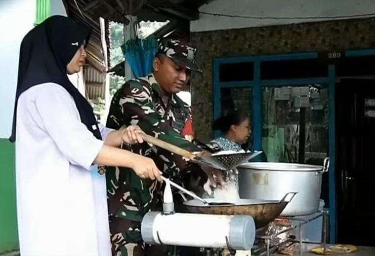 Uji coba kompor berbahan bakar oli bekas untuk memasak. (Foto: Istimewa)