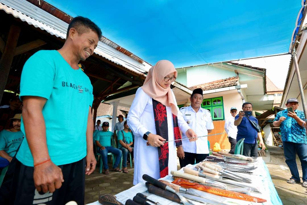 Bupati Banyuwangi, Ipuk Fiestiandani melihat pisau buatan pandai besi Banyuwangi (foto: Humas Pemkab Banyuwangi )