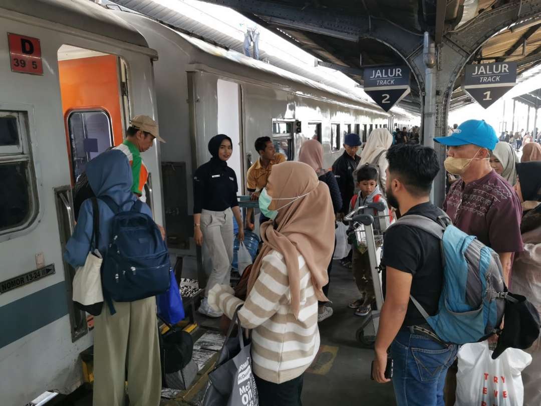 Para penumpan hendak naik ke dalam kereta api dari daop 9. (Foto: Istimewa)