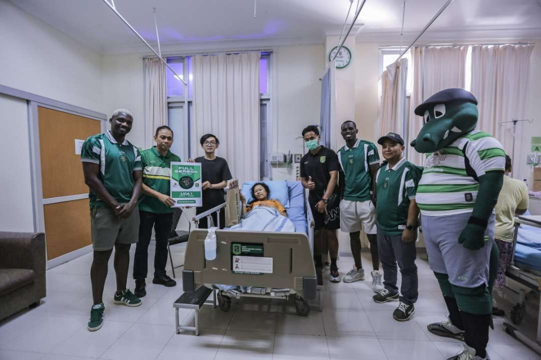 Perwakilan manajemen dan pemain Persebaya serta maskot Persebaya Jojo bersama ibu bayi yang lahir tepat di HUT ke-97 Persebaya di RS BDH. (Foto: Persebaya.id)