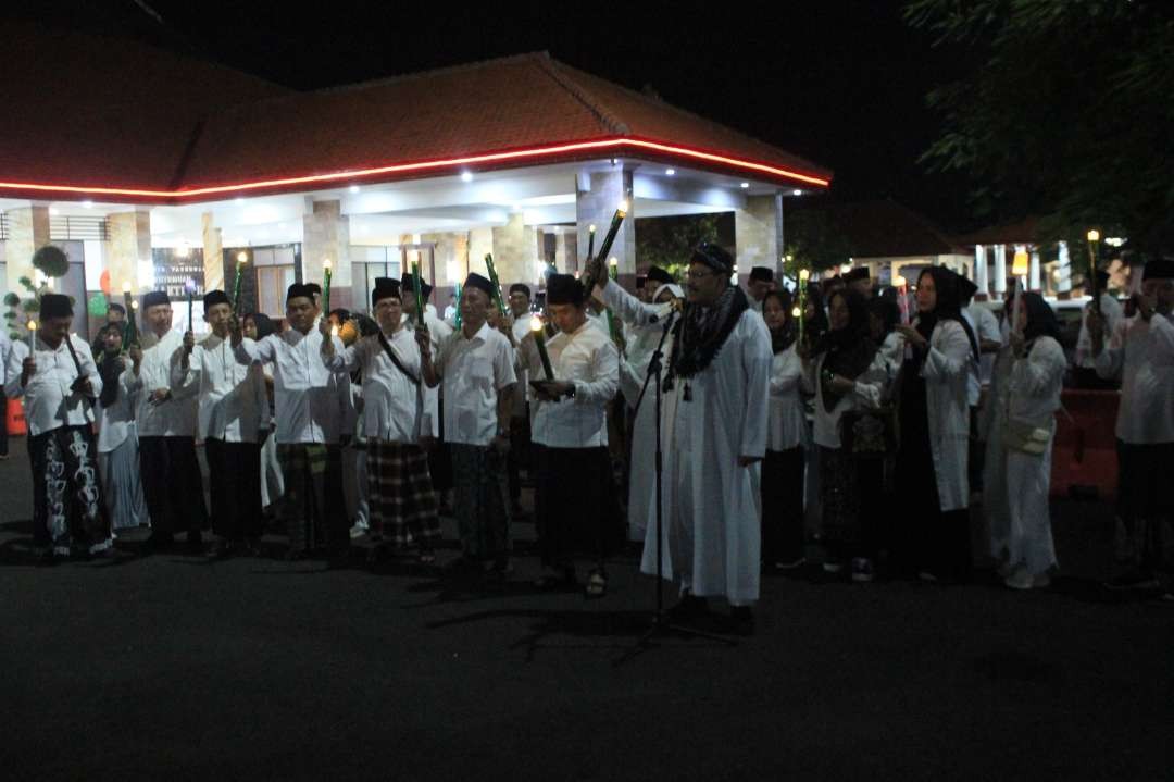 Walikota Pasuruan Saifullah Yusuf (Gus Ipul) saat memimpin takbir keliling yang diikuti pegawai di lingkungan Pemkot Pasuruan. (Foto: Pemkot Pasuruan)