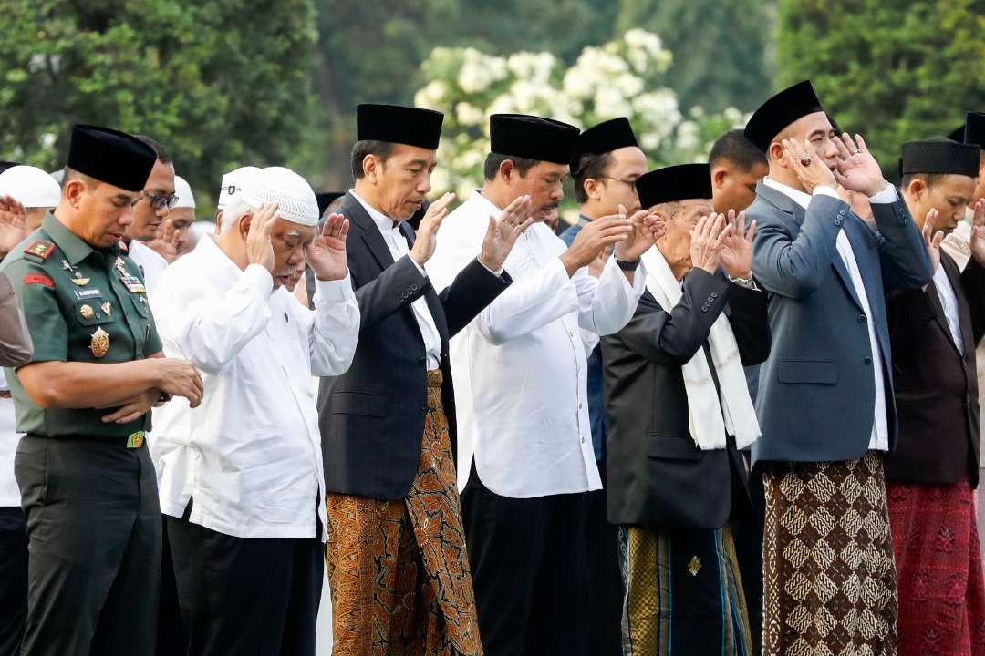 Presiden Joko Widodo dan Pj Gubernur Jawa Tengah Nana Sudjana melaksanakan salat Id di Lapangan Simpanglima. (Foto: Pemprov Jawa Tengah)