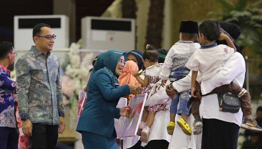 Walikota Surabaya Eri Cahyadi bersama Ketua TP PKK Kota Surabaya, Rini Indriyani, menghadiri proses wisuda orang tua yang lulus dari Sekolah Orang Tua Hebat (SOTH). (Foto: Humas Pemkot Surabaya)