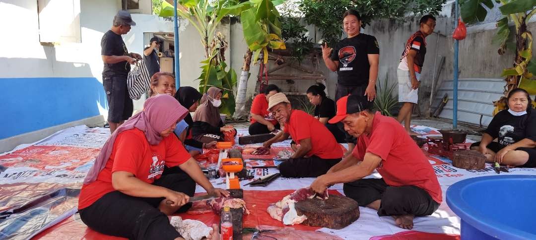 DPC PDIP Kota Kediri sembelih 6 ekor sapi, pendistribusian daging gunakan besek Wujud peduli lingkungan. (Foto: Fendi Lesmana/Ngopibareng.id)