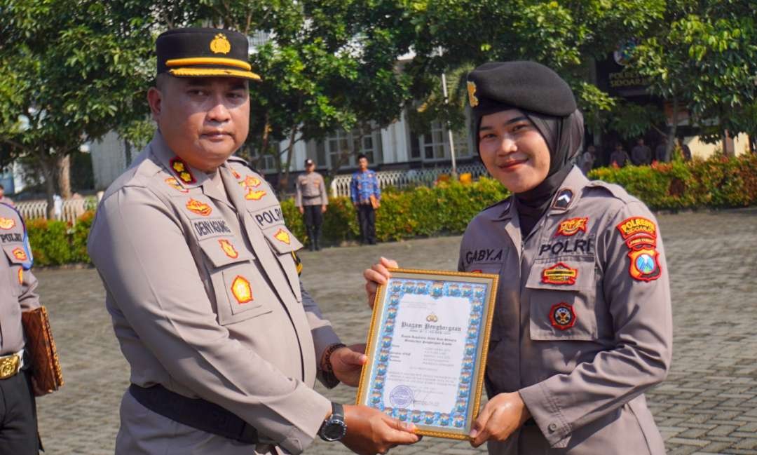 Wakapolresta Sidoarjo beri penghargaan kepada Polwan Berprestasi. (Foto: Aini Arifin/Ngopibareng.id)