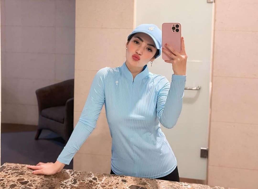 Imel Putri Cahyati foto pakai turban dengan bagian leher terbuka dituding netizen lepas hijab. (Foto: Instagram @imelpc)