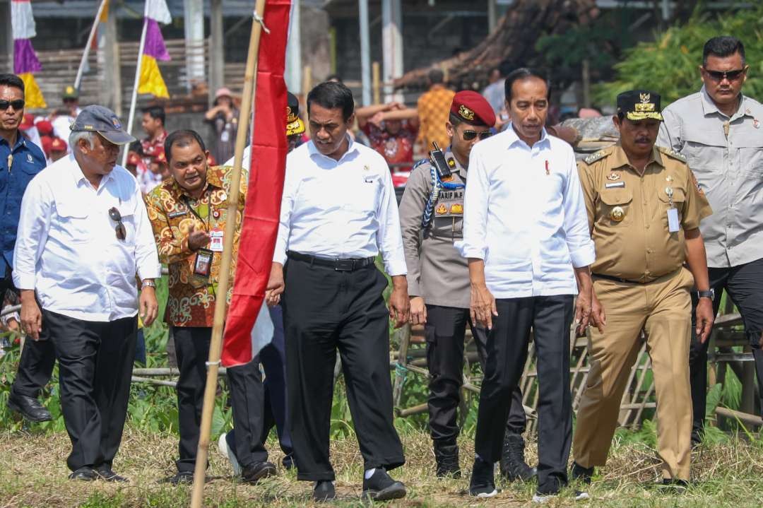 Pj Gubernur Jawa Tengah Nana Sudjana mendampingi Presiden Joko Widodo meninjau bantuan pompa di Desa Kalibeji, Kecamatan Tuntang, Kabupaten Semarang. (Foto: Pemprov Jateng)