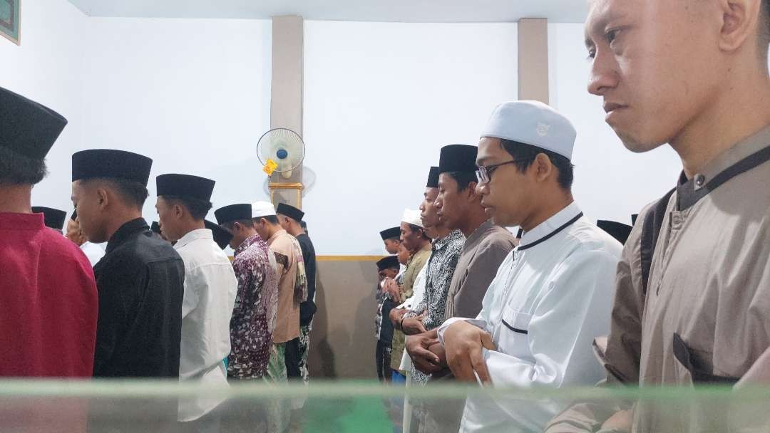 Puluhan jemaah Aboge di Desa/Kecamatan Leces, Kabupaten Probolinggo salat Idul Adha. (Foto: Ikhsan Mahmudi/Ngopibareng.id)