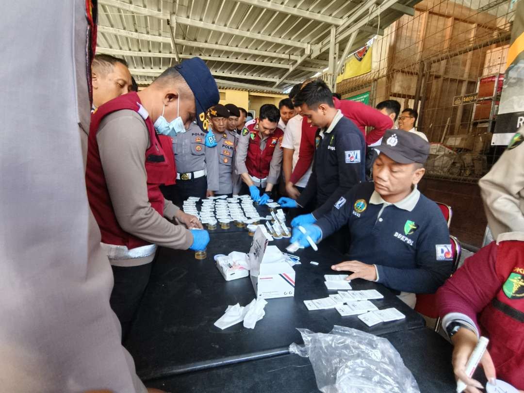 Polresta Banyuwangi menggelar tes urin untuk aeluruh anggotanya (foto:istimewa)