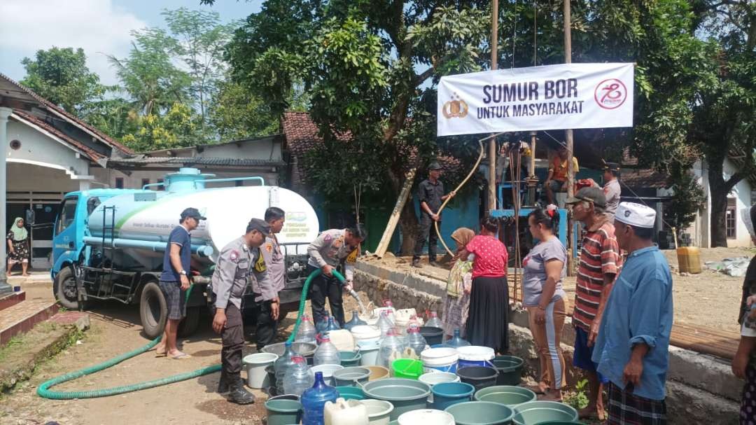 Sebelum sumur bor dapat dimanfaatkan Polres Jember tetap rutin memberikan bantuan air bersih untuk warga yang terdampak kekeringan (Foto: Dok Polres Jember)