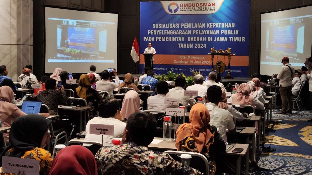 Pj Gubernur Jatim, Adhy Karyono saat membuka Sosialisasi Penilaian Kepatuhan Penyelenggaraan Pelayanan Publik di Surabaya, Rabu 19 Juni 2024. (Foto: Fariz Yarbo/Ngopibareng.id)