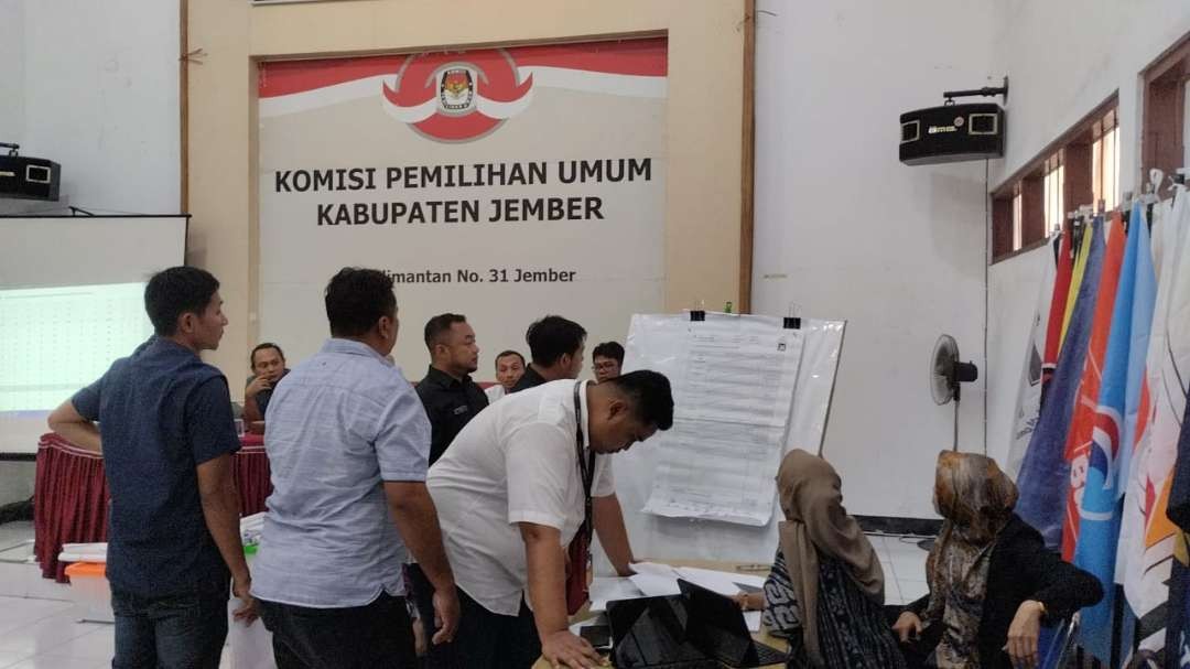 KPU Jember melaksanakan penyandingan perolehan suara caleg Dapil 1 Jember. (Foto: Rusdi/Ngopibareng.id)