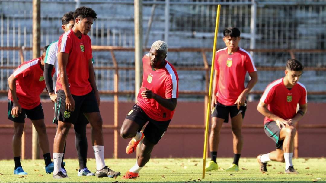 Pemain-pemain Persebaya menjalani latihan. (Foto: Fariz Yarbo/Ngopibareng.id)