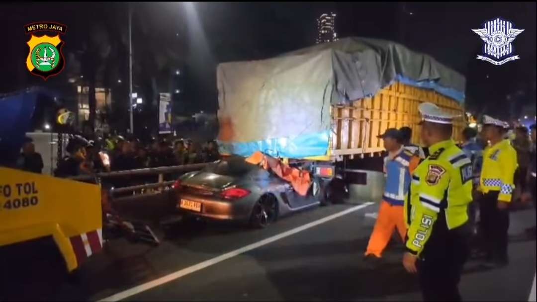 Kecelakaan mobil sport Porsche seruduk bodi belakang truk di Jakarta, Rabu 19 Juni 2024 pukul 01.40 WIB. (Foto: Instagram)