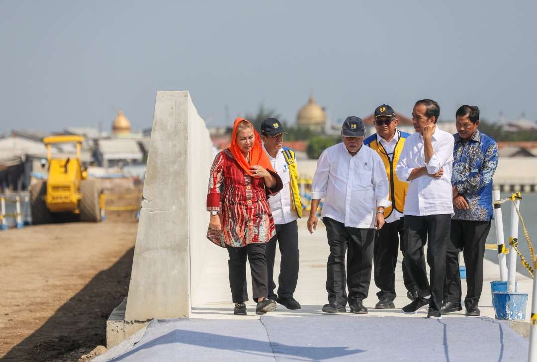 Presiden Joko Widodo dan Pj Gubernur Jawa Tengah, Nana Sudjana memeriksa proyek pengendalian banjir dan rob di  Tambak Lorok, Kota Semarang, Senin, 17 Juni 2024. (Foto: Pemprov Jateng)