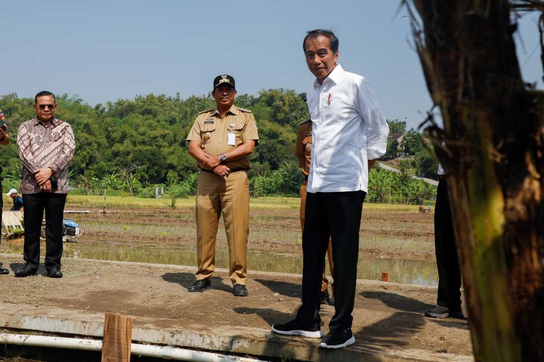 Pj Gubernur Jawa Tengah mendampingi Presiden Joko Widodo saat  meninjau realisasi bantuan pompa air di Desa Kredawahono, Kecamatan Gondangrejo, Kabupaten Karanganyar, Rabu, 19 Juni 2024. (Foto: Pemprov Jawa Tengah)