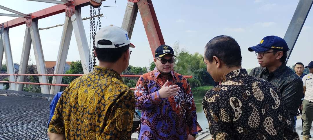 Bupati Kediri Hanindhito Himawan Pramana melakukan pengecekan progres pembangunan jembatan Jongbiru. (Foto: Fendi Lesmana/Ngopibareng.id)