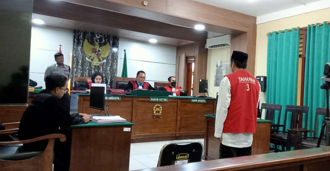 Terdakwa kasus pembunuhan Sekdes menjalani sidang di Pengadilan Negeri (PN) Tuban (Khoirul Huda/Ngopibareng.id)