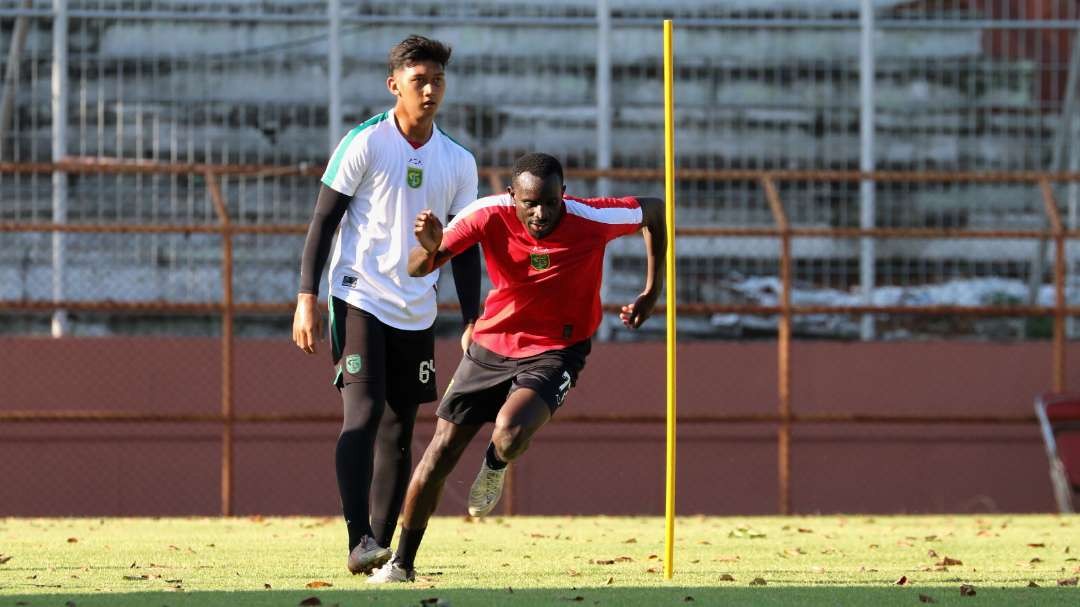 Pemain baru Persebaya, Flavio Silva saat menjalani latihan bersama tim. (Foto: Fariz Yarbo/Ngopibareng.id)