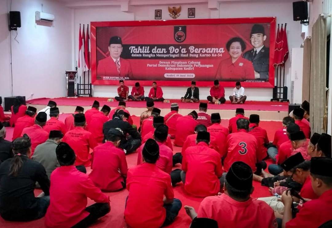 Gelar Haul Bung Karno, Lantunan doa terdengar dari ruang aula lantai 2 kantor DPC PDI-Perjuangan Kabupaten Kediri di jalan Raya Kediri - Pare Rabu 19 Juni 2024 malam.(Foto: Istimewa)