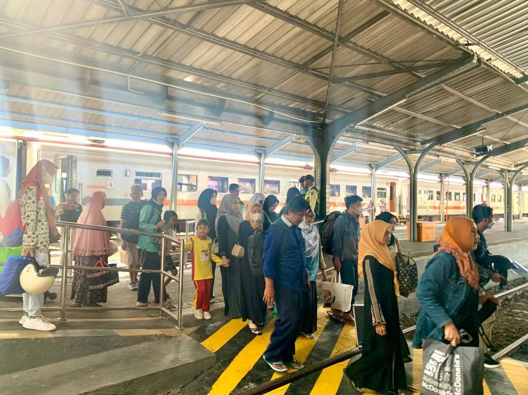 Sejumlah penumpang turun dari kereta api. (Foto: istimewa)