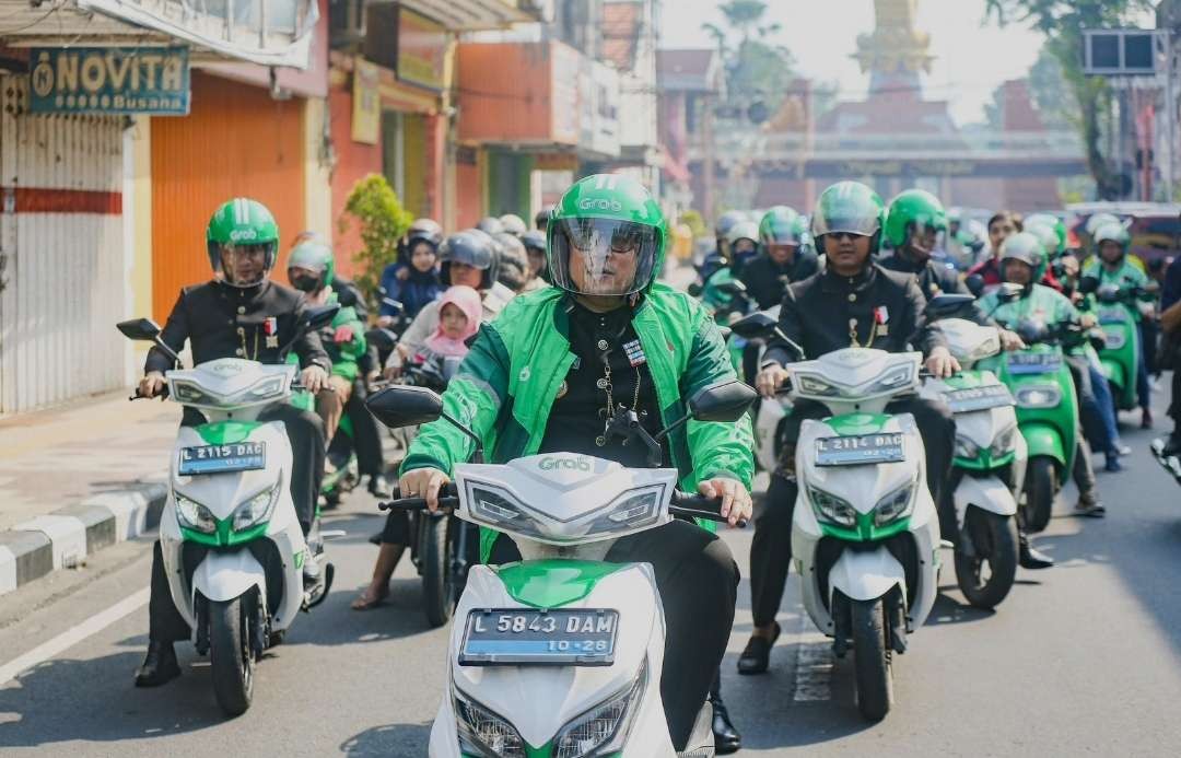 Pj Wali Kota Mojokerto naik motor listrik bareng ojol menuju jalan Ir Soekarno.(Foto Dok. Kominfo)