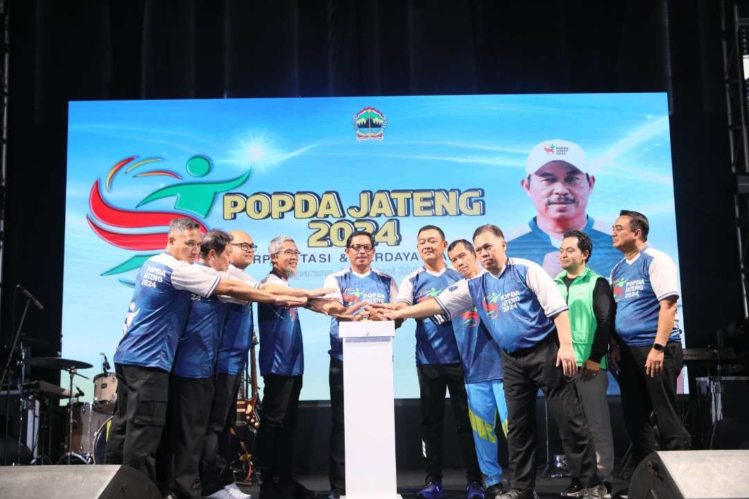 Penjabat Gubernur Jawa Tengah, Nana Sudjana membuka kompetisi Pekan Olahraga Pelajar Daerah (Popda) Jateng 2024 di GOR Jatidiri Kota Semarang, Kamis, 20 Juni 2024. (Foto: Pemprov Jawa Tengah)