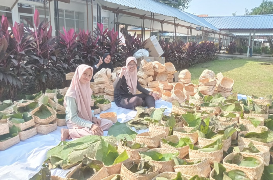 Kepala Dinas Lingkungan Hidup Kabupaten Lumajang, Hertutik mengapresiasi upaya warga Lumajang yang memakai wadah non plastik untuk membagikan daging kurban. (Foto: Kominfo Lumajang)