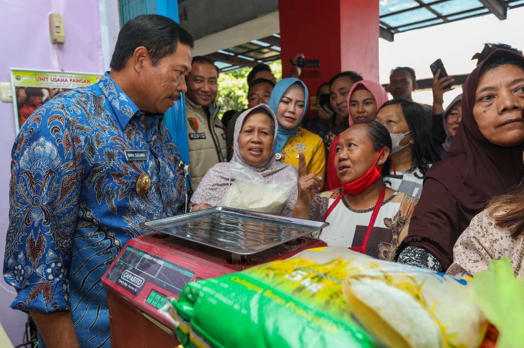 Penjabat (Pj) Gubernur Jawa Tengah, Nana Sudjana saat meninjau kios Si-Manis Mart di Pasar Bulu, Kota Semarang, Kamis, 20 Juni 2024. (Foto: Pemprov Jawa Tengah)