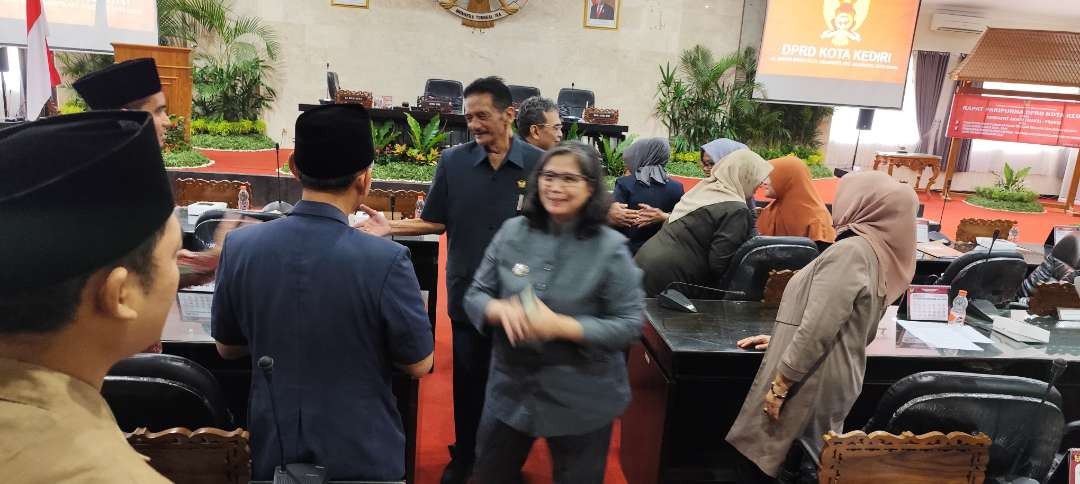 Pj Wali Kota Kediri dan DPRD Kota Kediri Tandatangani Persetujuan Bersama Dua Raperda (Fendi Lesmana/ngopibareng.id)