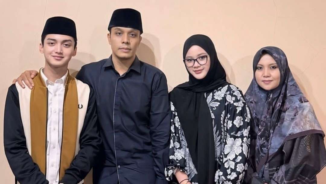 Gus Azmi dan Gus Kautsar dari Ponpes Al-Falah Ploso Kediri, bersama istri masing-masing. (Foto:dok/ngopibareng.id)