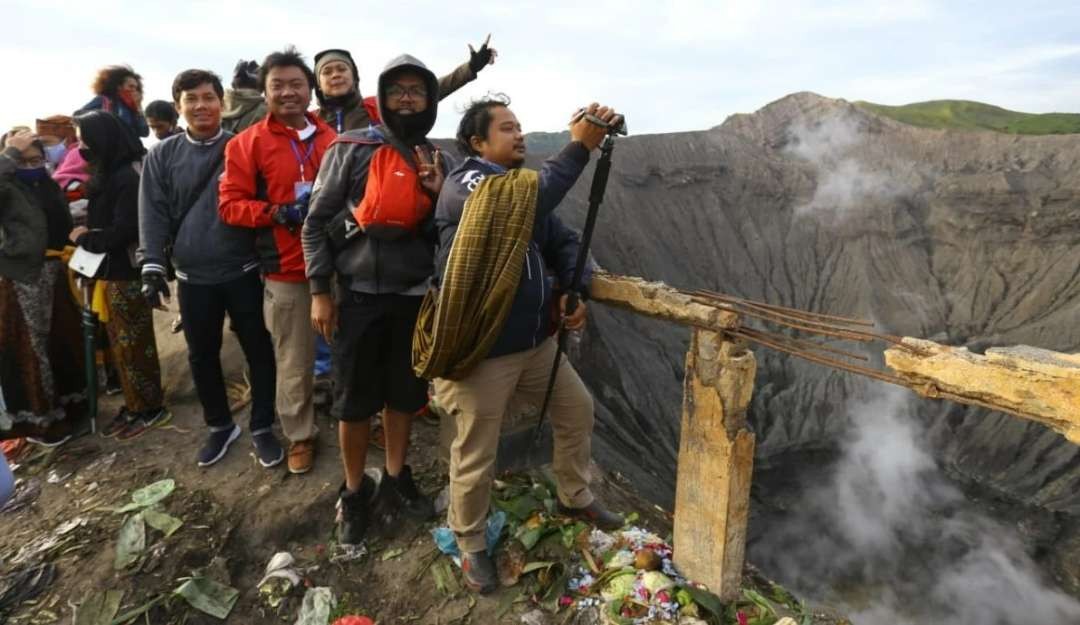 Para wisatawan ketika masih diperbolehkan menyaksikan ritual Yadnya Kasada di kawah Gunung Bromo, beberapa tahun lalu. (Foto: Ikhsan Mahmudi/Ngopibareng.id)