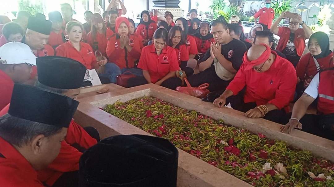 Kader PDI Perjuangan sedang berdoa di Makam Bung Karno di Blitar. (Foto: Choirul Anam/Ngopibareng.id)