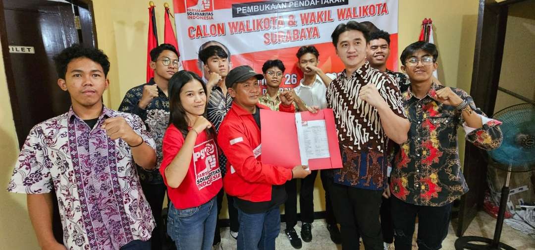 Bacawawali Richard Handiwiyanto mengembalikan formulir pendaftaran cawali dan cawawali Surabaya ke DPD Partai Solidaritas Indonesia (PSI). (Foto: Istimewa)