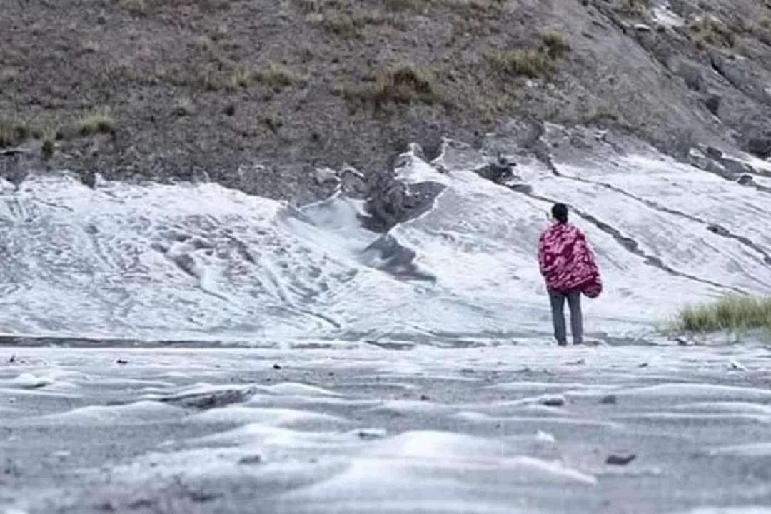 Fenomena embun beku membuat kawasan Lautan Pasir (Kaldera) Gunung Bromo berlapis putih mirip salju. (Foto: Ikhsan Mahmudi/Ngopibareng.id)