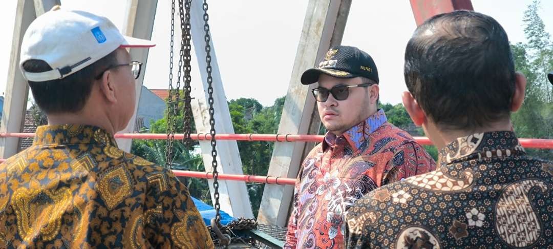 Bupati Kediri Hanindito Himawan Pramana Sidak Proses Pengerjaan Jembatan (Foto: Fendi Lesmana/ngopibareng.id)